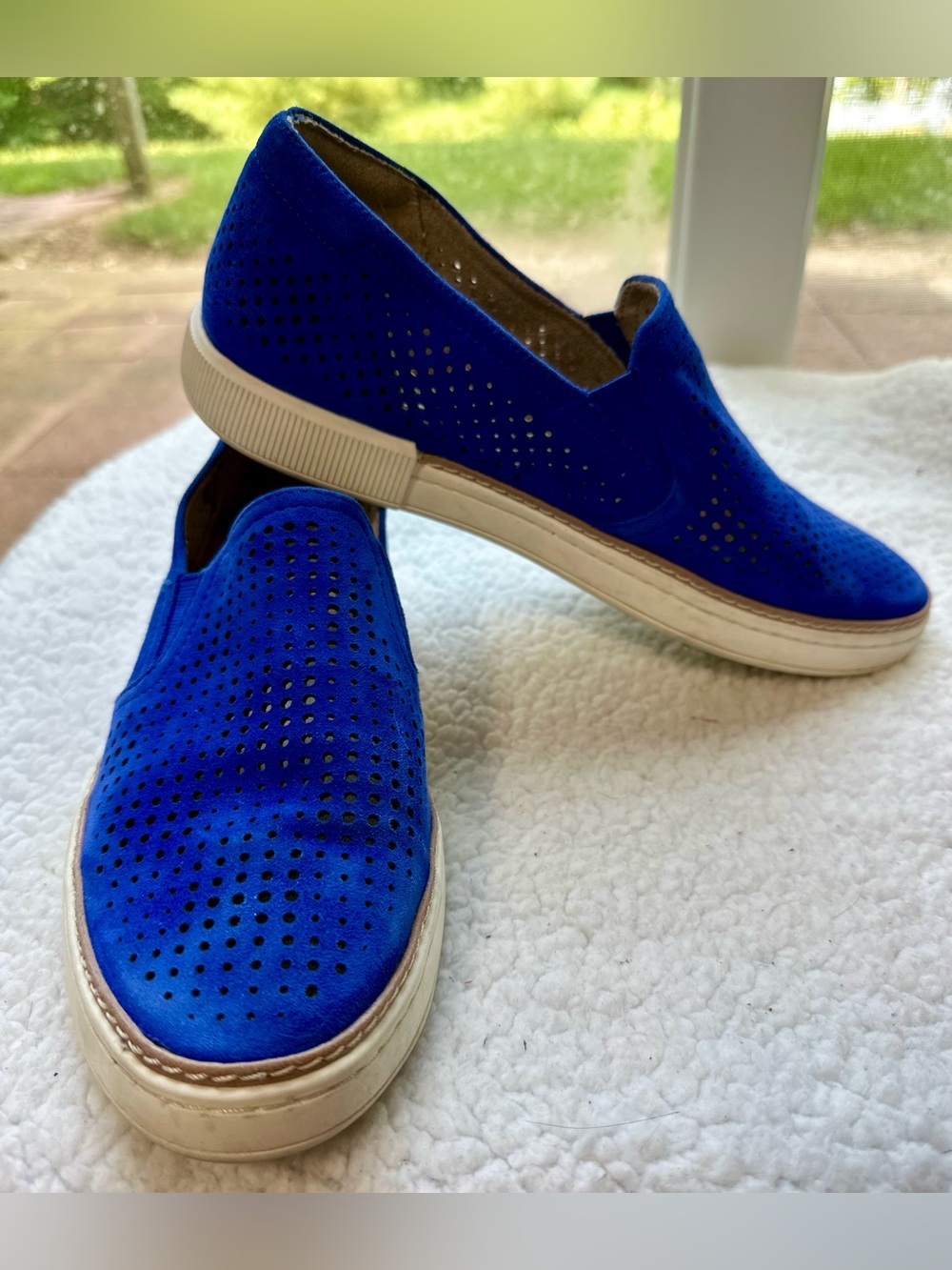 Naturalizer Perforated Slip-On Sneakers in Bright Royal Blue Leather size 7